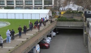 Les Londoniens font la queue devant un centre de vaccination face au variant Omicron