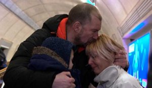 Ukraine : le métro de Kyiv, ultime refuge contre les bombes