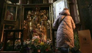 Ukraine : dans une église, des prières pour la paix et des dons pour la guerre