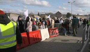 Ukraine: des réfugiés traversent la frontière polonaise