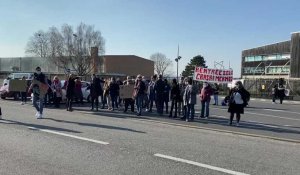 Manifestation au collège Jean-Mermoz de Laon contre la baisse des dotations
