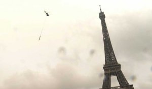Nouvelle antenne sur la Tour Eiffel, qui culmine désormais à 330 mètres
