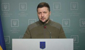 Ukraine: Zelensky dénonce les "conditions inhumaines" à Marioupol