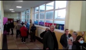 Il y a la queue dans les bureaux de vote à Calais