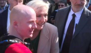 Présidentielle en France: bain de foule pour Marine Le Pen avant son vote