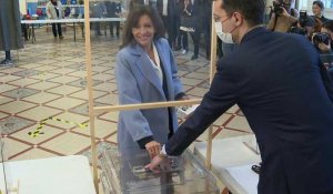 Présidentielle en France: la candidate socialiste Anne Hidalgo vote