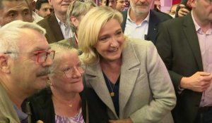 Présidentielle: Marine Le Pen en campagne sur un marché de Perpignan