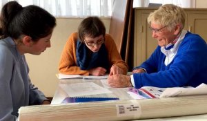 À Wimille, des anciennes enseignantes bénévoles donnent des cours de français à des Ukrainiens.