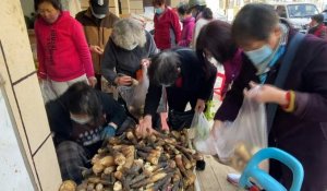 Covid: les habitants de Shanghai font leurs provisions avant le confinement