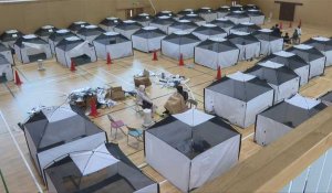 Japon: des habitants trouvent refuge dans un centre d'évacuation après un violent séisme