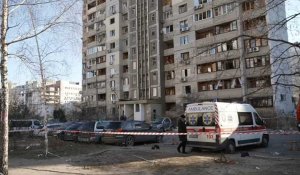 Ukraine: images d'un immeuble résidentiel touché par une frappe, au moins un mort