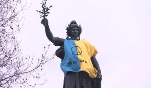 Paris: la Marianne de la place de la République arbore les couleurs de l'Ukraine