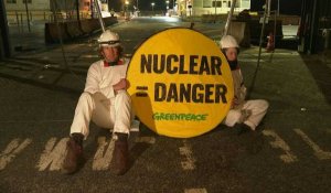 Des militants de Greenpeace manifestent devant le chantier de l'EPR à Flamanville