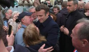 Présidentielle: bain de foule pour le candidat Macron à Fouras