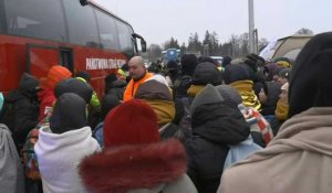 Des réfugiés ukrainiens attendent des bus dans une ville frontalière en Pologne
