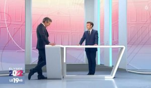 "Je ne vous permets plus, là” : Xavier de Moulins recadre sèchement le candidat Macron dans le 19.45