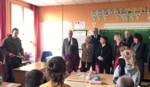 Jean-Michel Blanquer en visite à l’école Siméon-Cuveillier de Valenciennes alors que les masques tombent ce lundi