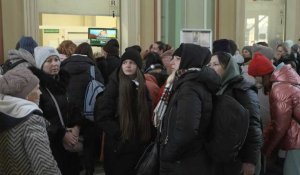 Pologne: des centaines de réfugiés dans la station de Przemysl attendent des trains