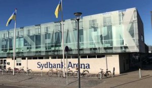 VIDEO. A Odense, quelques mètres séparent handball et football