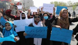 "Ouvrez les écoles": des filles et des femmes afghanes dans les rues de Kaboul