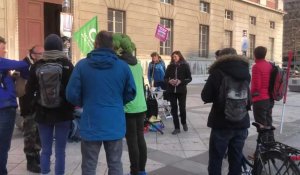 Les militants d'Extinction Rebellion d'Annecy sont venus manifester devant le tribunal de Chambéry