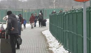 Ukraine: sous la neige, des réfugiés continuent à fuir la guerre par la frontière polonaise