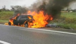 VIDÉO. Une voiture en feu sur la quatre-voies près de Cholet 