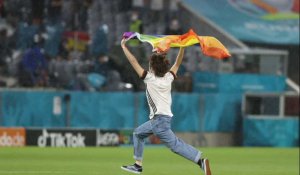 Slideshow/Euro-2020 : un activiste sur le terrain avec un drapeau arc-en-ciel
