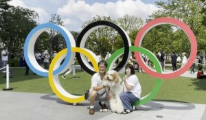 Des Japonais aux abords du stade olympique de Tokyo à quelques heures de la cérémonie d'ouverture