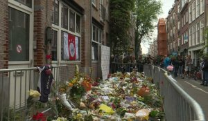 Pays-Bas: des personnes rendent hommage au journaliste Peter R. de Vries, décédé de ses blessures