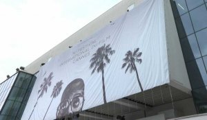 Cannes: l'affiche de la 74e édition hissée sur le Palais des Festivals