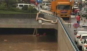 Intempéries en Chine: de l'eau pompée d'un tunnel inondé