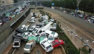 Chine: vues aériennes d'une autoroute inondée à Zhengzhou