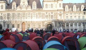 250 étrangers sans logement installent des tentes devant la mairie de Paris