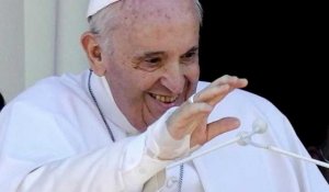 Le Pape François récite la prière de l'Angelus depuis le balcon de son hôpital