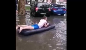 Arras : bateau et matelas pneumatiques pour s’amuser dans les rues inondées
