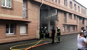 Feu d’appartement à Armentières sans victimes mais les soldats du feu ont été bloqués rue Brel par des voitures en stationnement gênant.
