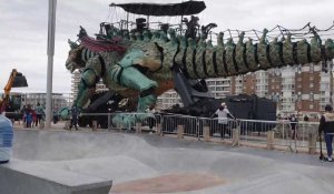 Calais : première déambulation du dragon de Calais le long du nouveau front de mer