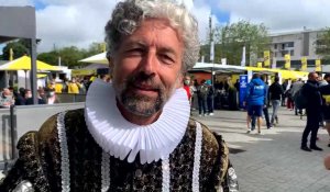 Tour de France : Interview du roi Henri IV représentant du Béarn sur la caravane publicitaire