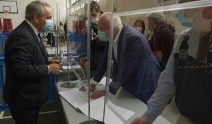Régionales: Xavier Bertrand vote à Saint-Quentin