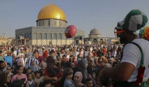 Jérusalem : des milliers de fidèles palestiniens prient dans l'enceinte de la mosquée al-Aqsa