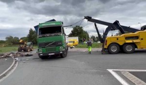 Feignies : un camion renversé sur un rond-point