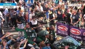 24 H du Mans. "Michael, Michael !" : le passage de l'acteur Michael Fassbender à la parade des pilotes en vidéo