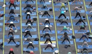 Les yogis new-yorkais célèbrent le solstice d'été à Times Square