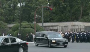 Le corbillard transportant le corps de Shinzo Abe passe devant le Parlement japonais