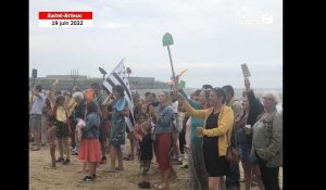 VIDÉO. A Saint-Brieuc,  une centaine de personnes mobilisées pour sauver la plage du Valais