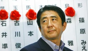 Au Japon, Shinzo Abe entre la vie et la mort après une attaque armée