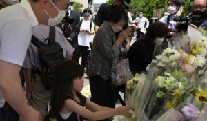 Des Japonais en deuil déposent des fleurs sur le site de l'assassinat de l'ex-Premier ministre Abe