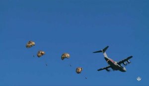 "Go, go, go !": des parachutistes français sautent en Estonie sur fond de tensions avec la Russie