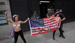"L'avortement est sacré" : des Femen manifestent devant l'ambassade américaine à Madrid